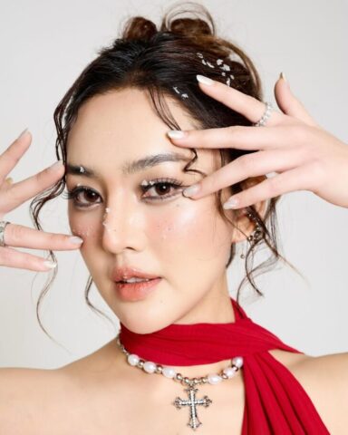 Hi…2025 New year gift is… me ! Photo – @dramakingphoto Makeup – @jainieme Hair – @tatar_styles Stylist- @moiisang (1)